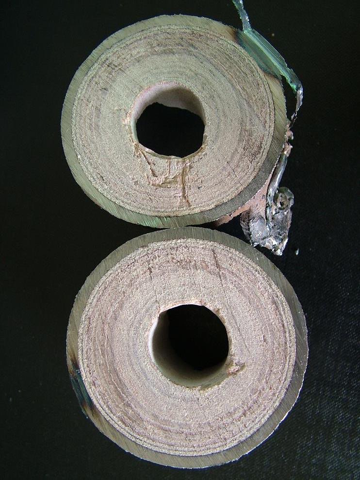 Potongan melintang pipa: endapan scale mempersempit bore sampai tinggal sebagian kecil dari diameter asli